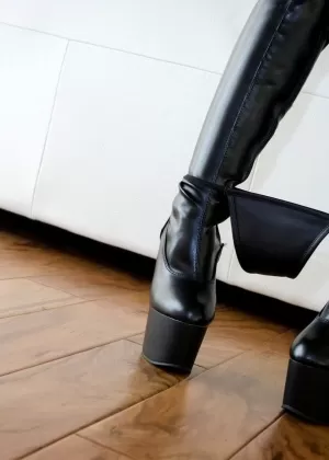 Сногсшибательная Брайси в коже и сапогах до бедер наклоняется, чтобы поиграть со своим хлыстом