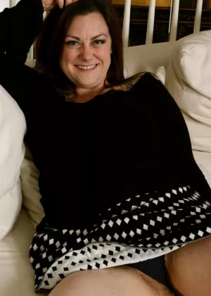 Зрелая женщина Дениз Джонсон раскрывает большие натуральные сиськи, прежде чем поиграться со своим бобром