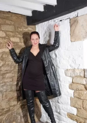 Натуральная рыжеволосая Сэмми Би обнажает верхушки чулок в кожаном пальто и длинных сапогах