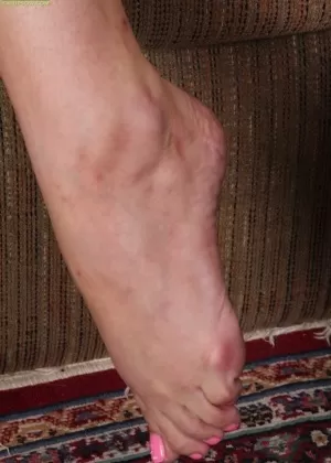 Латиноамериканка Эми Латина освобождает свои ноги от чулочно-носочных изделий и каблуков