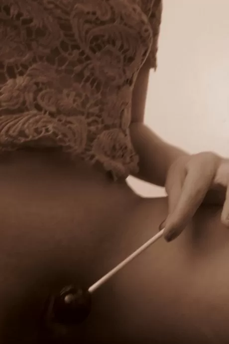 Сексуальная азиатская милфа Бамбук переживает межрасовый ДП в саду