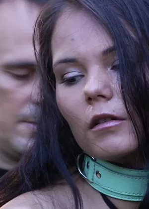 Темноволосую шлюшку с крошечными сиськами удерживают на открытом воздухе для жестоких пыток бондажем