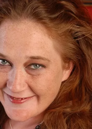 Волосатая женщина Сэйбл Рене позирует в белых чулках и трусиках