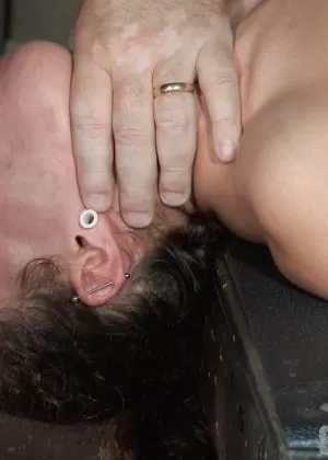 Голую рабыню в железном ошейнике и цепях заставили сделать глубокий минет в БДСМ втроем