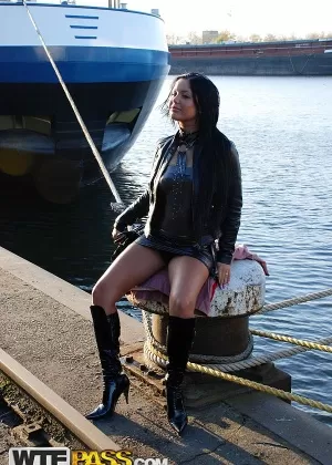 Зрелая дама соблазняет молодую девушку в белых чулках на лесбийский секс