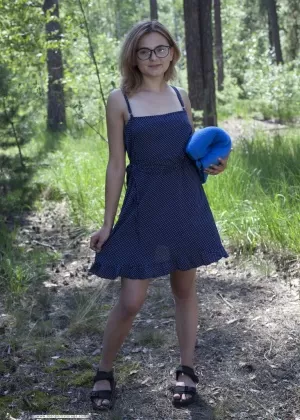 Занудная подросток Миа снимает очки и платье, чтобы позировать голышом в лесу