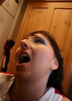 Британская леди Трейси Лейн отодвигает свои трусики болельщицы в сторону перед жестким аналом