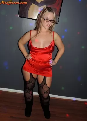 Dirty blonde amateur Dee Siren dons glasses before sucking cocks