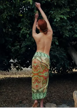 Молодая рыжеволосая Валерия Лече снимает сари, чтобы позировать обнаженной в саду.