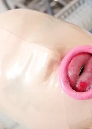 Горячая блондинка шлюха Никол, завернутая в пластик, трахается в жопу с анальной спермой в жопе