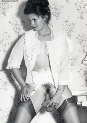 Винтажные порно модели широко раздвинули ноги, показывая волосатые киски и играя с фаллоимитаторами