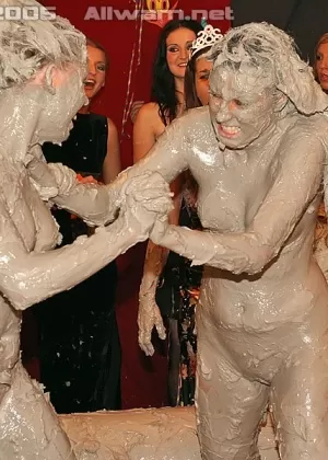 Непослушные цыпочки устроили жесткую драку за лесбийское доминирование