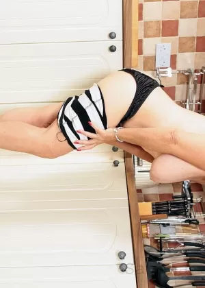 Пожилая женщина Грудастая Блисс ласкает свои большие натуральные сиськи после того, как надела нижнее белье