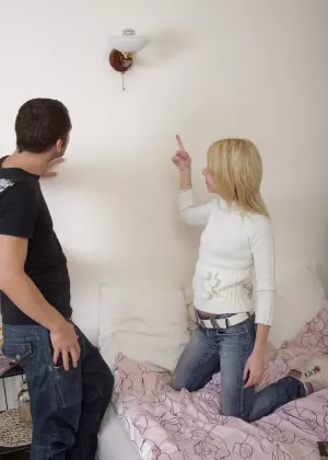 18-летняя блондинка высовывает язык для спермы после потери девственности