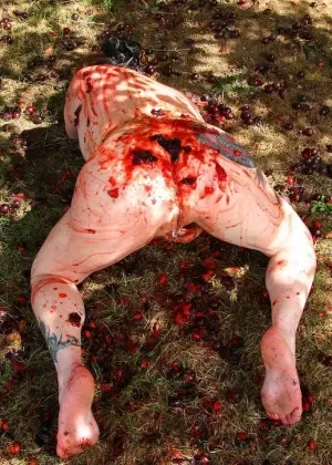 Одетая рыжая стягивает штаны, покрываясь спермой в дыре славы