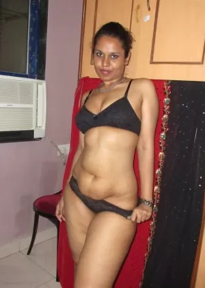 Соблазнительная индийская красотка на высоких каблуках раздевается и раздвигает ноги