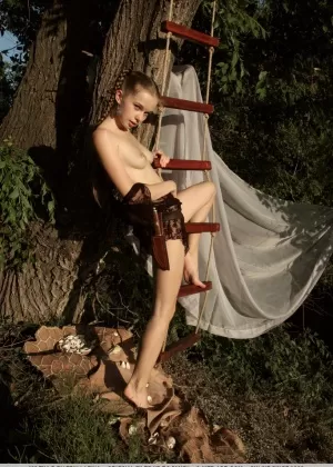 Горячая молоденькая европейка Милена Ди с косичками сверкает своей волосатой муфтой на открытом воздухе