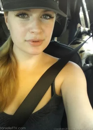 Блондинка любительница Даниэль делает не обнаженные селфи из своей повседневной жизни