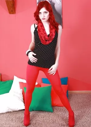 Длинноволосая рыжеволосая куколка Долли Литтл исследует свою великолепную лысую киску