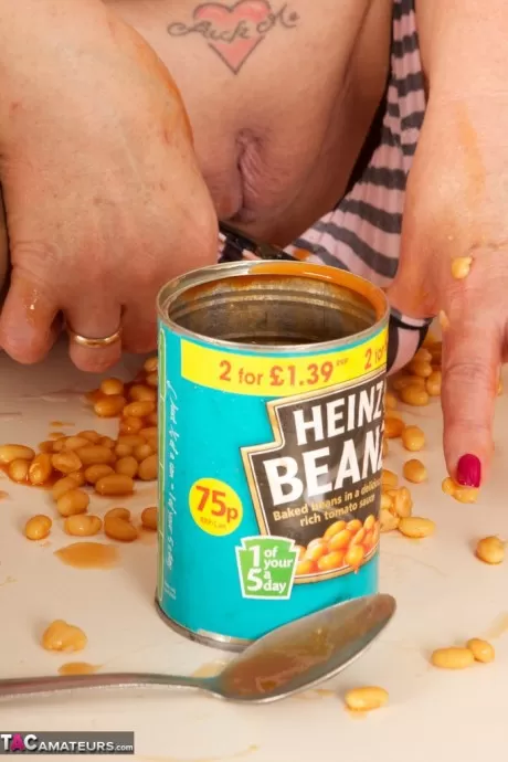 Зрелая любительница грязного доктора прикрывает свое обнаженное тело банкой фасоли с соусом