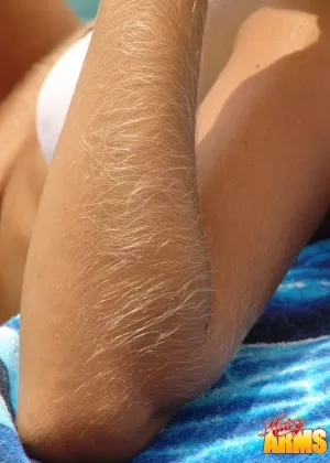 Любительница средних лет с волосатыми руками модели в бикини рядом с океаном