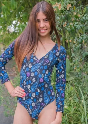 Худенькая молоденькая Милли Мендоса нагибается голышом на открытом воздухе, чтобы показать идеальную крошечную попку