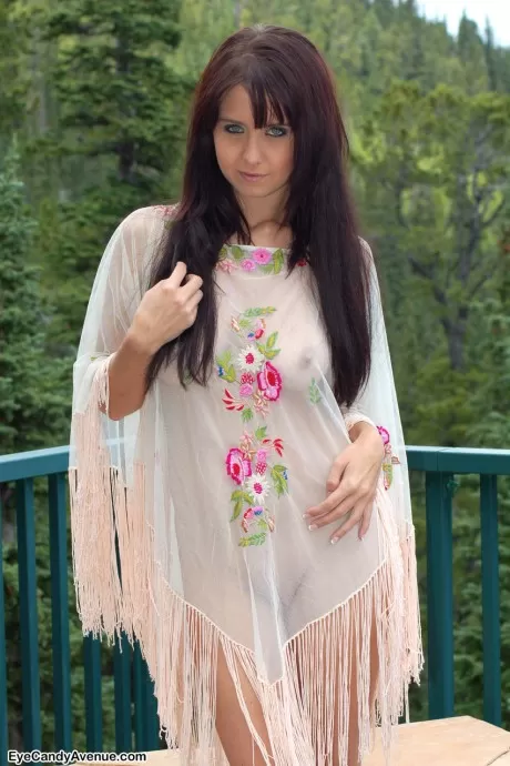 Молодая любительница Крисси раздевается догола в обуви на веранде в 2