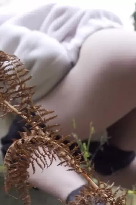 Ледяная блондинка красотка показывает свою задницу во время писания