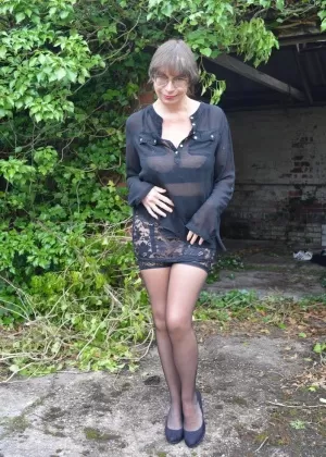 Пожилая любительская Барби шлюха обнажает свои сиськи и пизду в классическом английском саду