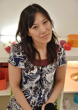 Противная зрелая брюнетка милфа Йоши раздевает свое красивое тело