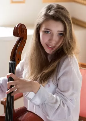 Симпатичная девушка-подросток Милла откладывает виолончель и выбирает карьеру обнаженной модели