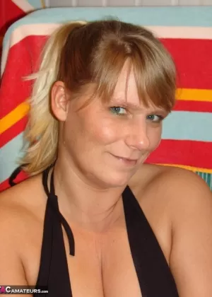 Пожилая любительница сладкой Сьюзи раздевается догола во время купания в крытом бассейне