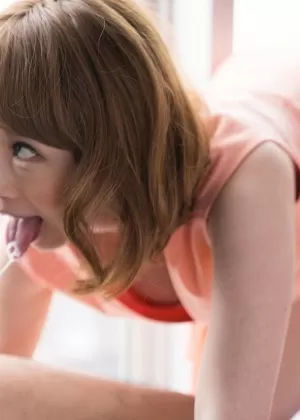 Азиатская прядильщица крутится сверху в носках во время жесткого траха