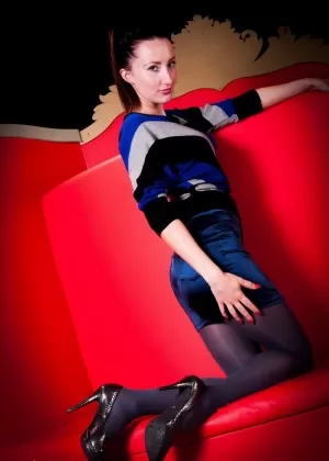 Блондинка любительница Скай Тейлор разрывает свои колготки, чтобы добраться до ее возбужденной киски