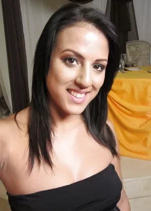 Латиноамериканская красотка Тиффани снимает свое нижнее белье, делая селфи