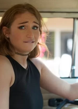 Грудастая Скайлар Сноу наполнила свой рот и тугую киску Би-би-си