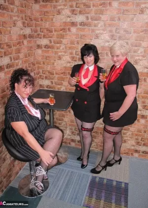 Толстая британская домохозяйка Даниэлла Инглиш отодвигает в сторону свои трусики в униформе горничной