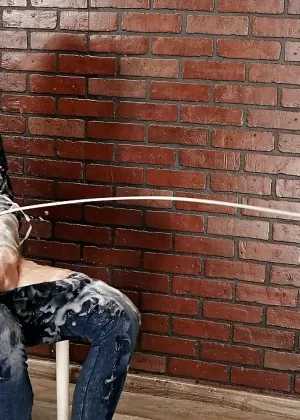 Коротко стриженная женщина Ди Уильямс показывает свои большие сиськи перед минетом от первого лица