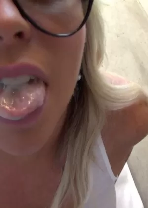 Две пары участвуют в сексе по обмену женами во время секса вчетвером