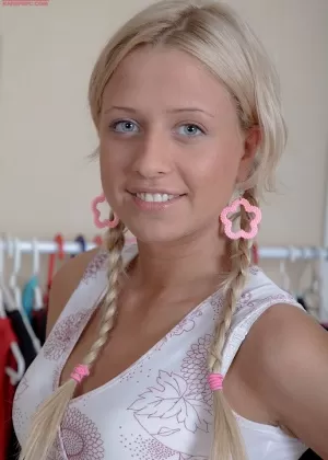 Молодую блондинку Лолиту раздевает ее парень перед трахом в заплетенные косички