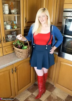 Толстая блондинка Эшли Сейдж Эллисон ест клубнику, прежде чем обнажить свои огромные сиськи