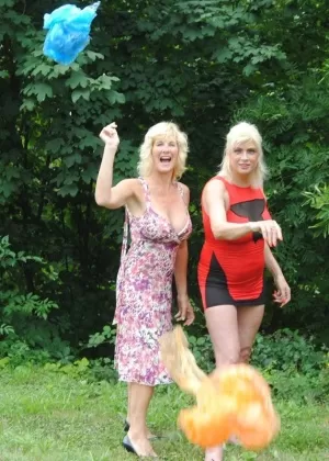 Зрелые лесбиянки Димонти и ГФ прикрывают свои обнаженные тела прозрачными плащами