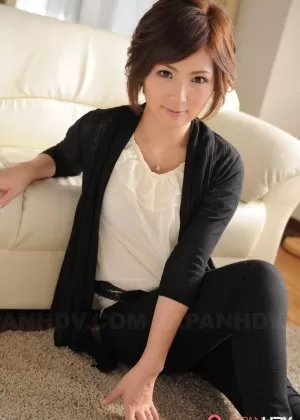 Японская женщина Каэдэ Оширо надевает кухонный фартук, позируя не обнаженной