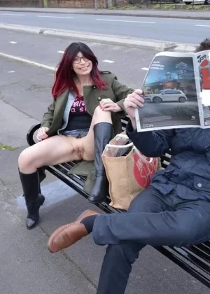 Рыжеволосая любительница Эмбер Лили мелькает на публике в чулках и подвязках