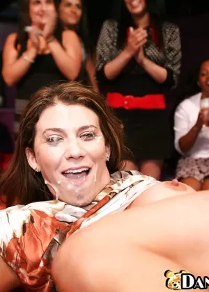 Потрясающая латиноамериканская шлюха получает межрасовый член в свои сладкие дырочки