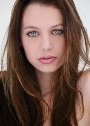 Эротическая модель Джейми имеет симпатичное личико и красивые упругие маленькие сиськи