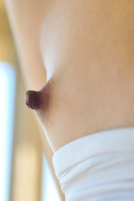 Красивая девушка с торчащими сосками раздвигает свою идеально гладкую киску