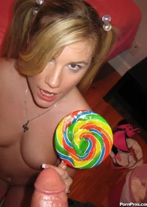 Бывшая девушка Мэрайя сосет член своего парня, одновременно подставляя ему голову