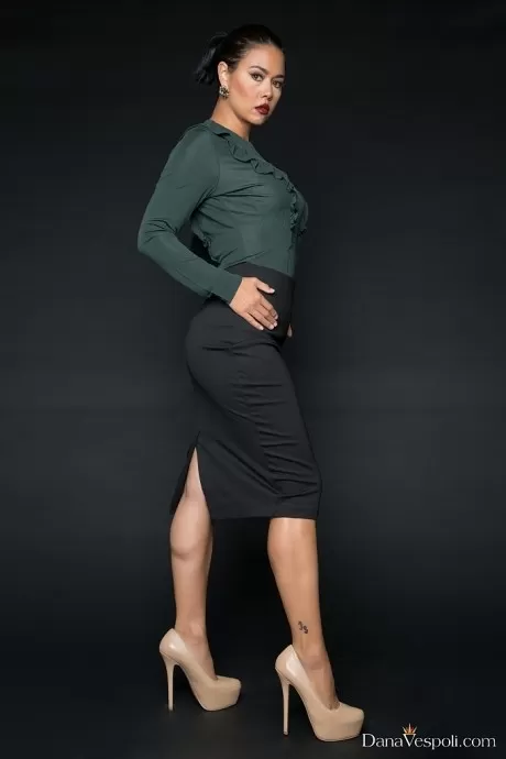 Азиатская офисная работница Дана Весполи снимает деловую одежду ради более легких денег