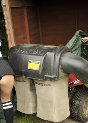 Азиатская модель с разворотом Челси Эйрин раздевается до чулок и цилиндра